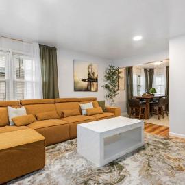 Downtown Naperville Retreat with King bed Near Riverwalk Dedicated Workspace Free Garage Parking Patio