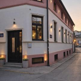 Imaginator Rooms PARKING and POOL is on REQUEST, хотел в Нови Сад
