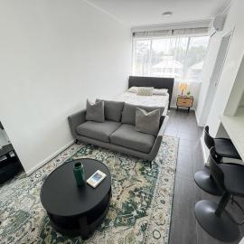 Clean Bright Studio Apartment - Walkable Location, ξενοδοχείο στη Μελβούρνη