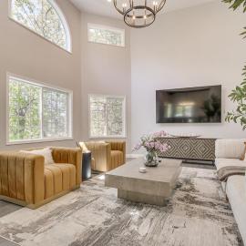 Ultra Luxe Modern Chalet with Hot Tub Game Room BBQ, hotel u gradu 'Lake Arrowhead'