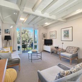1-Bedroom Retreat with Spa Bath & Harbour Outlook, hotel in Akaroa