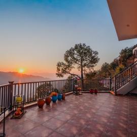 Kb's, Luxury Mountain Villa, Sunset View, Near Kasauli, hotel in Barog