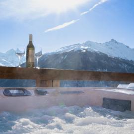 Dixence Resort Luxury Top Floor Apartment with Jacuzzi، فندق في Hérémence