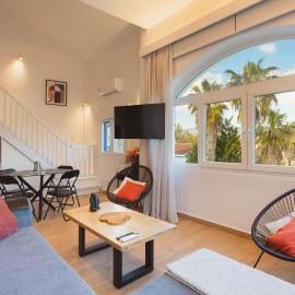 Dreamy Seaside Loft Pool, Parking, Fast Wifi