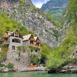 Te Konaku, Komani Lake, khách sạn ở Koman