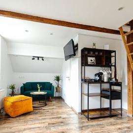 CJS Apartments - Chill or Drive am Nürburgring, new Box Spring Beds, new furniture, free Parking, WLan, TV-Streaming, Quiet Location, hotel en Rodder