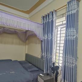 Phòng giường lớn có cửa sổ, cách chợ 500m
