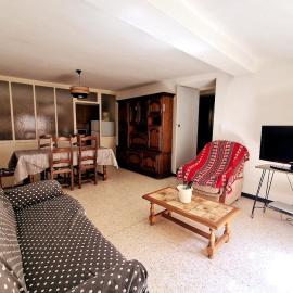 Charming air-conditioned village house, hotel in Paulhan
