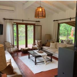 Casa en carilo 1 cuadra del centro 9!huespedes、カリロのホテル