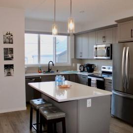 Spacious 3-BDR Gem-Near Fish Creek, Spruce Meadows - Holiday Home