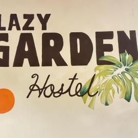 Lazy Garden Hostel، فندق في Phra Ae beach