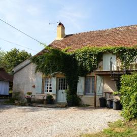 Holiday Home in Vitry-Laché near Lake, hotel din Crux-la-Ville