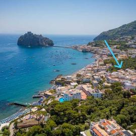 Isclana House - New Luxury 3 Bedrooms Apartment with Private Terrace, Central Ischia, hotel a Ischia Town