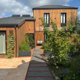 Chalet urbain-150m2 jardin privatif-15mn de Paris, hotel a Le Bourget