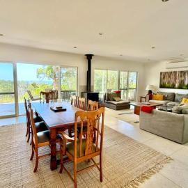 Shadforth Rise: Spacious, modern home, beautiful views, 4 mins to town