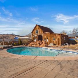 Timber & Tin B 1Bed 1Bath w Pool & Rooftop Deck