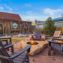 Timber & Tin E 2Bed 2Bath w Pool & Rooftop Deck