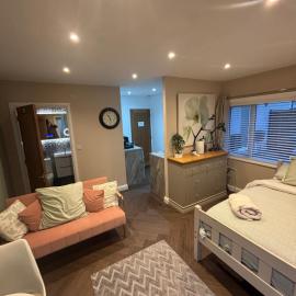 1 double bed studio with private access and parking