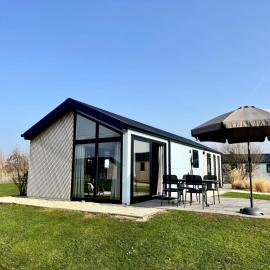EuroParcs De IJssel Eilanden Chalet Reevemeer mit Steg IJE511, hotel in Kampen