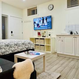 Modern Studio for 2 - Near SkyTrain to Downtown - Free Parking, hotel in Vancouver