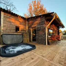 Cabane avec jacuzzi privatif séjour romantique en Provence, hotel en Aups
