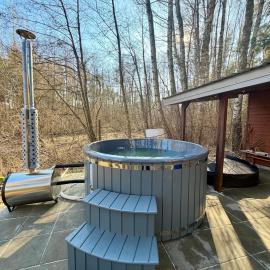 Kurort Mirowice-domek w lesie, z balią z jacuzzi i hydromasażem โรงแรมในMirowice