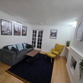 Modern 3BR House Parking Sleeps 6