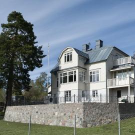 Sekelskiftesvilla med sjötomt, brygga & roddbåt: Kvicksund şehrinde bir otel