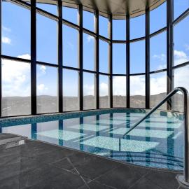 Chic 1-Bed with Stunning Lake View & Indoor Pool