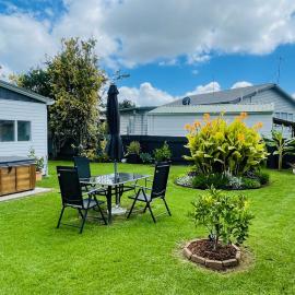 Private Spa Retreat, Pet-Friendly Whitianga Stay – hotel w mieście Whitianga