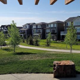 Luxurious home away from home with Aircon, hotel Airdrie-ben