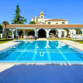 Hacienda Los Naranjos - Villa de Lujo Privada con Piscina - BBQ y Sala de Juegos, hotel u gradu 'Lucena'