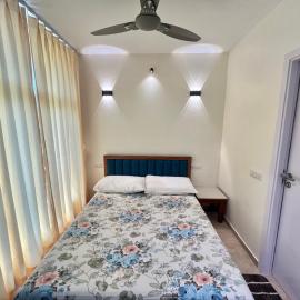 Waterfront LakeView AC Studio Apartment Hiranandani Estate Thane West, hotel v mestu Thane