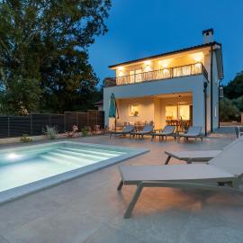 Villa Hidden with heated pool, hotel a Dobrinj