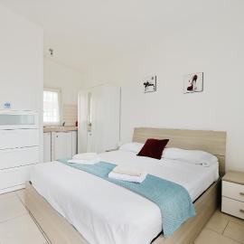Azure Oasis with parking near the airport & beach