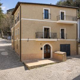 99 Cannelle-centro storico-elegante e spazioso-Smart TV-WiFi-parcheggio privato โรงแรมในลาควิลา