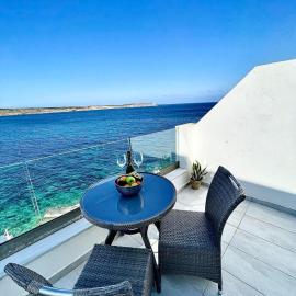 Malta Luxury Seafront Penthouse with Panoramic Views and Terrace in Mellieha, hotel a Is-Sellum