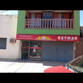 apto centrico para cuatro con estacionamiento wifetc centrico! a dos apto ce trico a tres cuadras de Plaza Batlle, hotel v destinácii Artigas