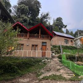 Private Mudhouse Duplex Cottage by Kahani, Hotel in Jibhi
