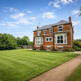 Group Accommodation - Rushden A6 Manor House - Private Gated -Sleeps 15 - Secure Parking