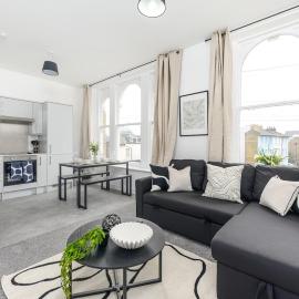 #118 Modern&Cozy Flat in the Heart of Gravesend - 10 mins to New Tavern Fort- Guest for 4 - "Perfect for contractors and Families - Free street Parking"