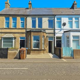 Spacious Home in Bangor Centre, 2 King Beds, 1 Single and Garage