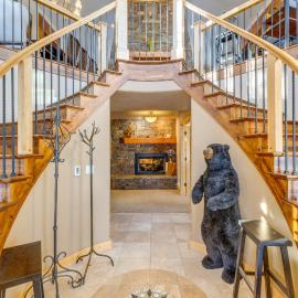 Ski-In/Ski-Out! Mtn-View Donnelly Home w/ Hot Tub – hotel w mieście Donnelly