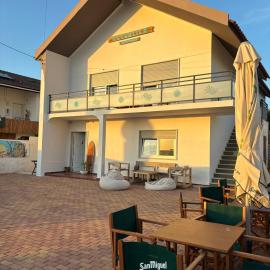 Hospedium República Surf House - Coxos Beach, Ericeira、エリセイラのホテル