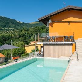 Casa Santari, hotel in Parzanica