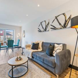 Modern 2-Bed Apartment 30 mins from Central London, Hotel in Finchley