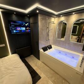 Onyx Suite Jacuzzi Privatif, hotell sihtkohas Villejust