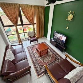 Peaceful Pines 4 ROOMS FULL AC by EZYHOME MELAKA, hotel di Ayer Keroh