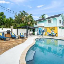 Flamingo 1BR Beach-side Villa in Siesta Key with Pool
