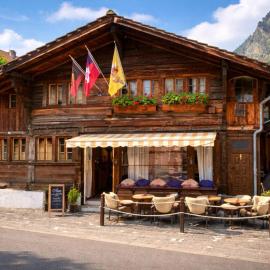 Modern 2BR Loft in Historic Swiss Chalet 200m from Interlaken West, hotel din Unterseen